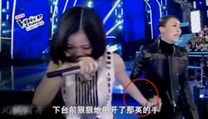 ▲《中國好聲音》已逝選手姚貝娜（左），被指在台上甩掉那英的手。（圖／翻攝自微博）