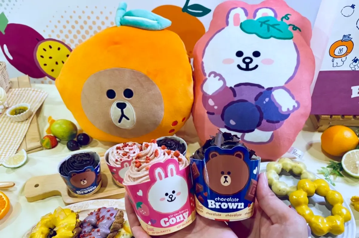▲Mister Donut聯名LINE FRIENDS！熊大及兔兔變身瑪芬，多漾水果季首推「綠茶芙樂奇」，開吃7款酸甜手搖飲系甜甜圈，必收超萌周邊；搭配「買10送10」最划算優惠。（圖／記者蕭涵云攝）