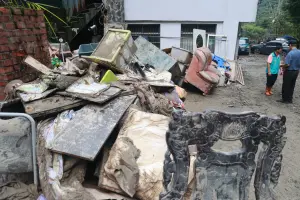 卡努風災南投31校受損 許淑華:緊急搶修中力拚下週如期開學 ▲災民的家具多已泡爛不堪使用。(圖/南投縣政府提供,2023.08.21)