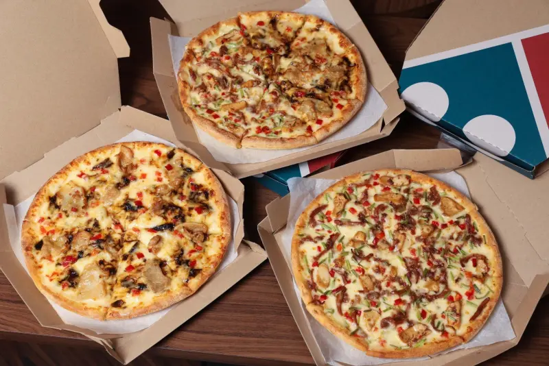 ▲達美樂今突然宣佈限時7天優惠活動開跑，祭出「12款披薩77元起」，5款6吋個人披薩77元、7款9吋小披薩147元，還先嗆聲「備貨超過30萬顆」。（圖／達美樂提供）