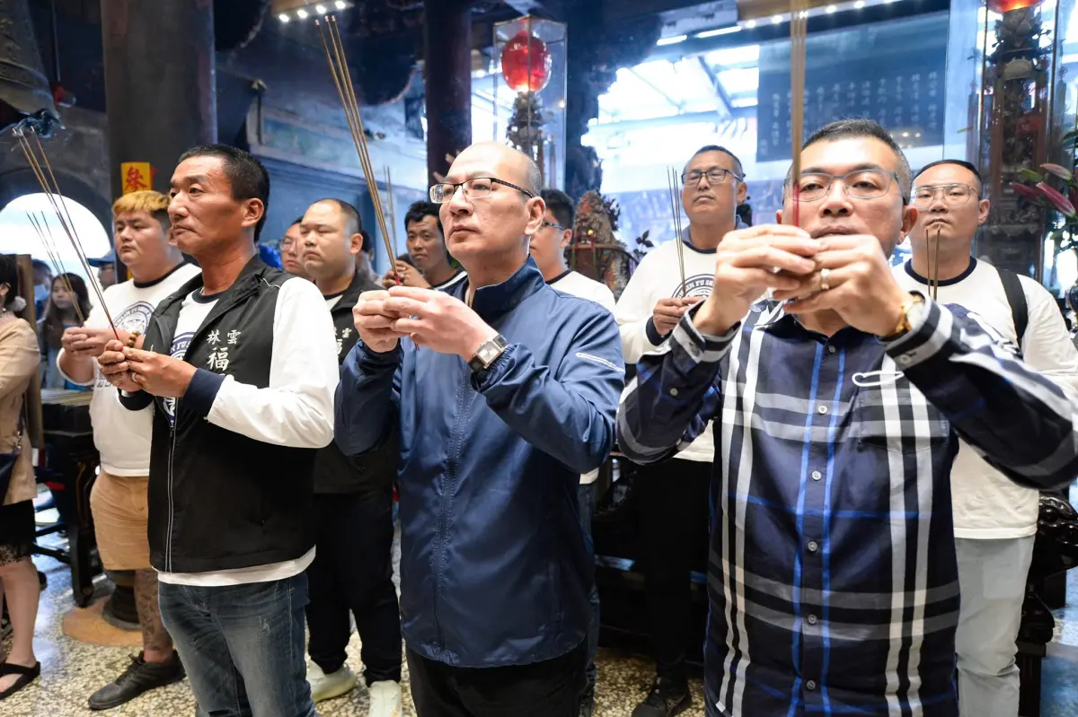 ▲民眾黨雲林縣黨部主委王新堯（中）已自請停職。（圖／翻攝自王新堯臉書）