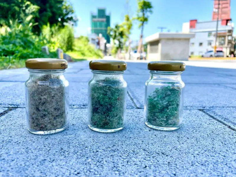 ▲廢玻璃砂是一種可以完全回收再利用的材料,其主要成分以二氧化矽(SiO2)為主,與一般砂石相同,圖為廢玻璃砂再生粒料。(圖/新竹市政府提供)