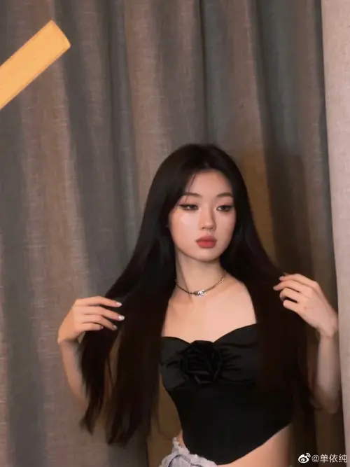 ▲單依純（如圖）以第一名的成績考進浙江音樂學院，2020年參加選秀節目《中國好聲音》奪下冠軍。然而事後卻爆出連試鏡都沒參加。（圖 / 單依純微博）