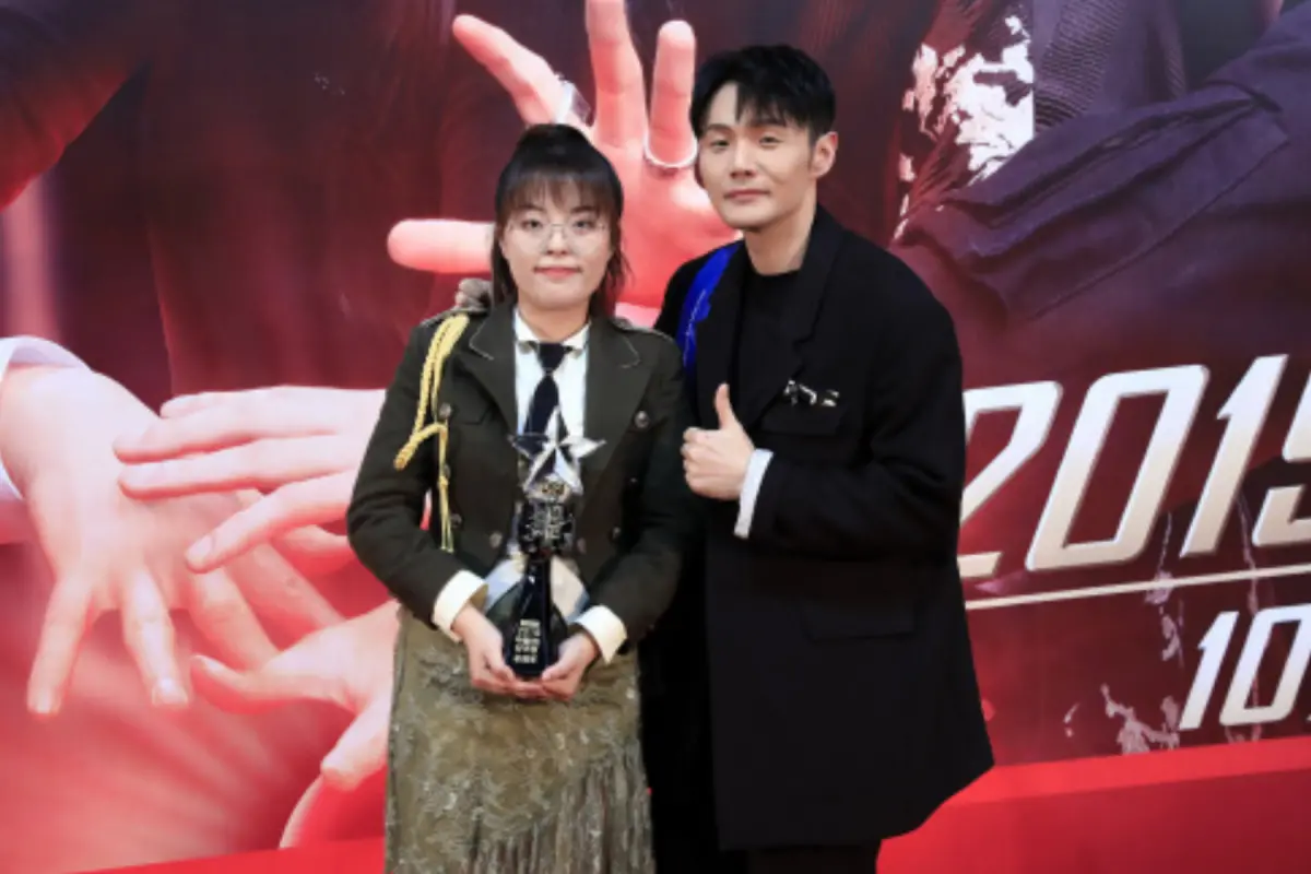 ▲邢晗銘（左）在《中國好聲音》總決賽中大走音，演唱堪稱「車禍現場」，她仍拿到冠軍，當時引起不小爭議。（圖 / 微博）