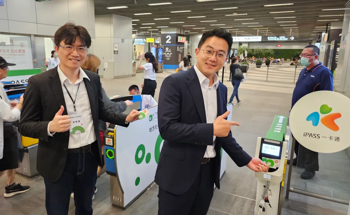 ▲左一卡通總經理鄭鎧尹及右董事長廖泰（圖／品牌提供）