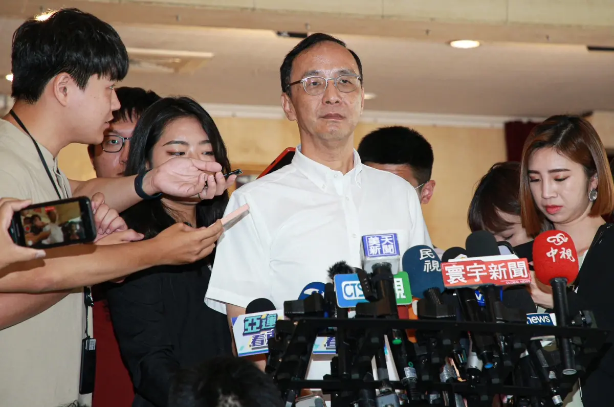 ▲最新民調顯示國民黨總統參選人侯友宜僅獲13.6%支持度，朱立倫今受訪反問媒體「你相信嗎」，游盈隆應檢查樣本抽樣有無問題。（圖／記者葉政勳攝，2023.08.21）