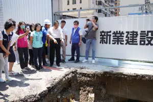 竹北建案旁路面坍塌搶修　楊文科勒令建案停工
