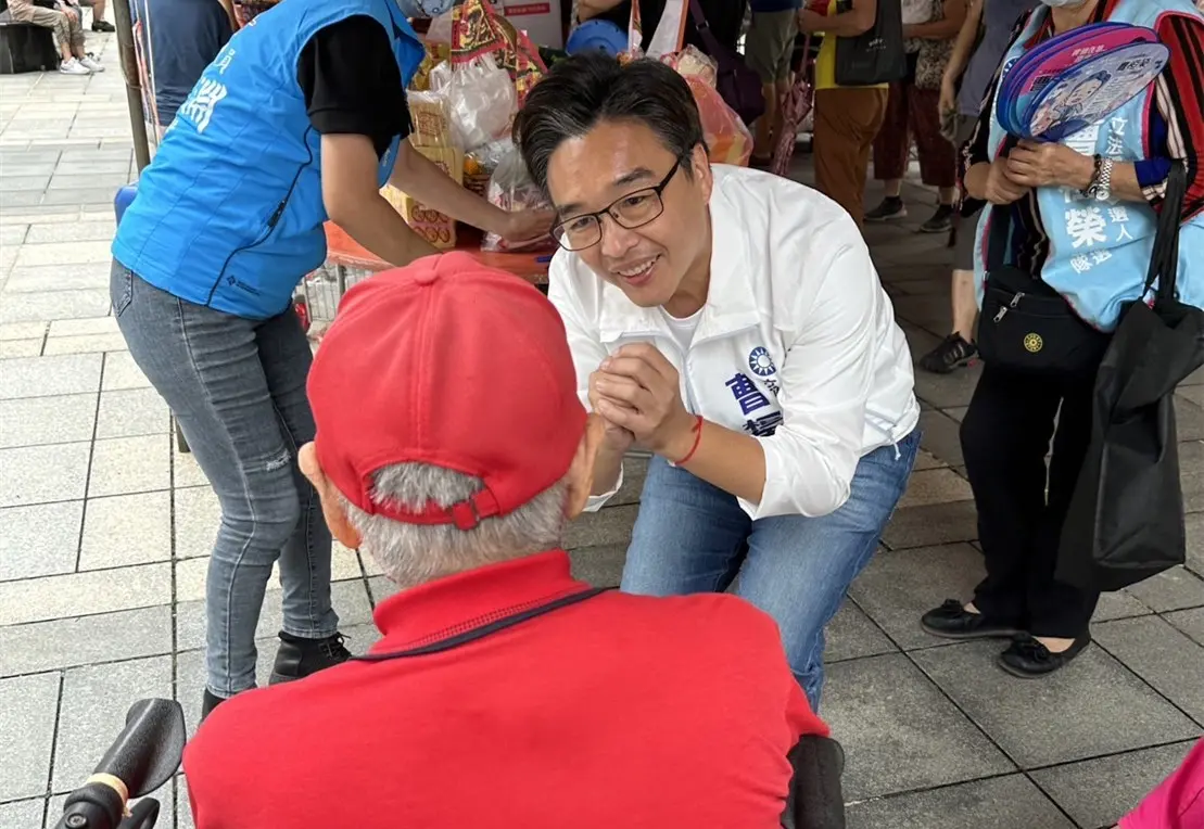 ▲國民黨高雄立委參選人曹桓榮指出，雲豹能源旗下子公司政治獻金集中捐給新潮流系的花媽六小福，六小福有必要說清楚和雲豹之間的關係，避免不當政商連結。（圖／曹桓榮陣營提供）