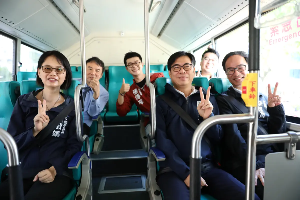 ▲市長陳其邁今（21）日出席「高雄公車Go Green綠能新躍進 行駛2500萬公里」記者會，見證高雄市7家客運業者共同宣示未來將往「市區公車2030年全電動」目標邁進。（圖／高雄市交通局提供）