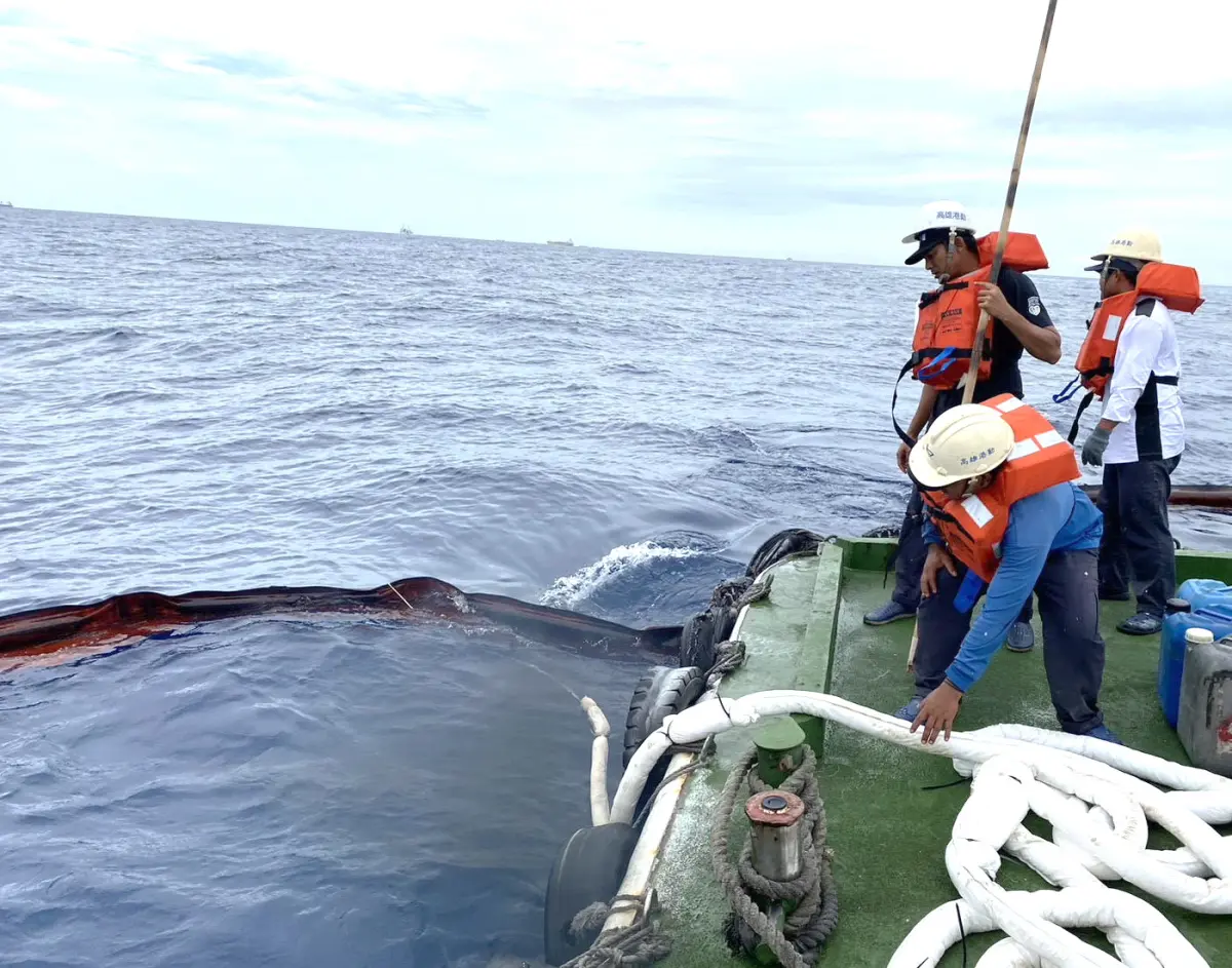 ▲高雄港務分公司代船東在帛琉籍天使輪沉船處佈設攔油索及吸油棉索，以防止油污漂浮擴散。(圖／海洋保育署提供)