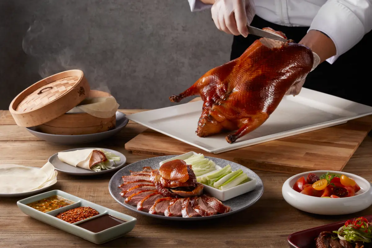 ▲高雄人開吃王品享鴨！享鴨高雄裕誠店進駐巨蛋商圈8月26日開幕，攜手老江紅茶牛奶創「紅茶牛奶水果海之Bling」剉冰，並打造千倍「巨 Duck 烤鴨盒佈景裝置」地標，拍照打卡「全單9折」優惠。（圖／王品集團提供）