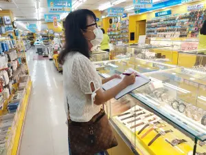 議冷氣適溫26℃±1及用餐冷氣適溫23℃±1 ▲店家冷氣運轉溫度調整至「會議冷氣適溫26℃±1」及「用餐冷氣適溫23℃±1」,提供消費者涼爽的環境同時達到節能效果。(圖/屏東縣府提供)