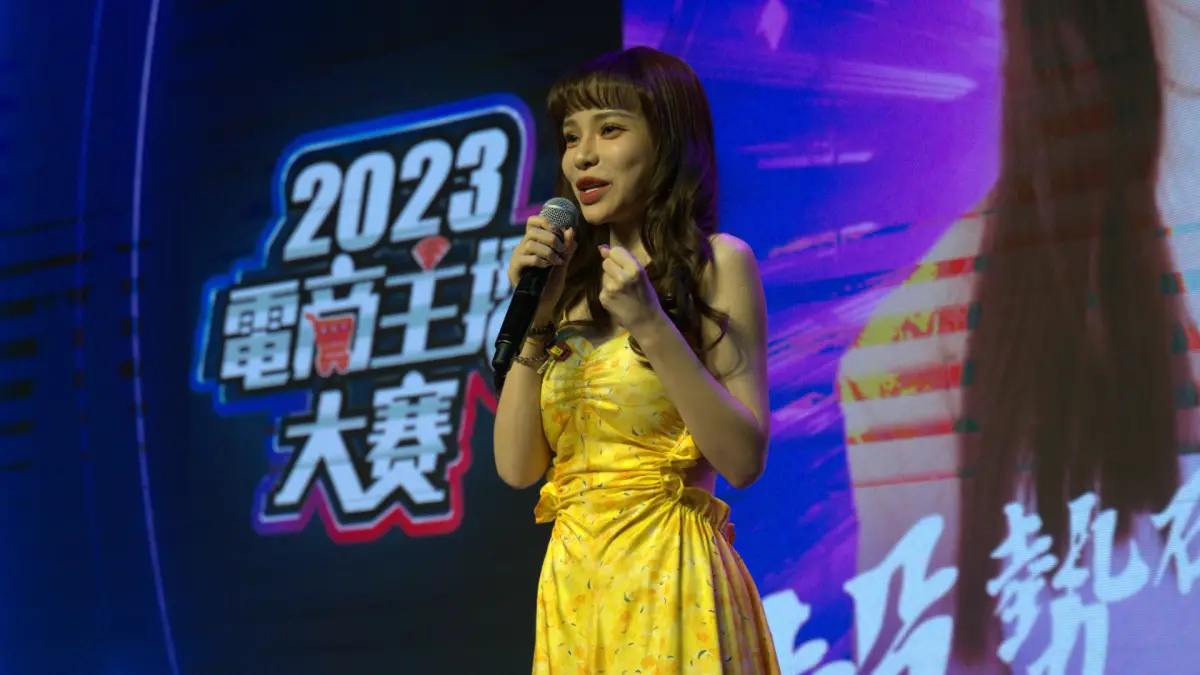 ▲詩亞心疼大牙被性騷擾一事，今日出席「2023電商主播大賽」時還脫口爆料演藝圈還有未爆彈，直呼：「不是不報，時候未到。」（圖／伊凡電商提供）