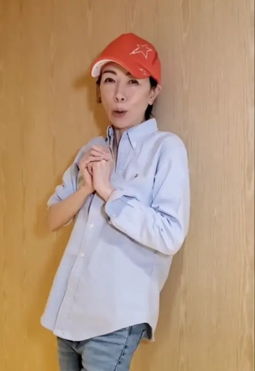 ▲袁潔瑩近期開始在社群平台上露面,但53歲的她雙頰凹陷、顴骨突出,讓網友們相當擔心。(圖/翻攝自微博) ▲袁潔瑩近期開始在社群平台上露面,但53歲的她雙頰凹陷、顴骨突出,讓網友們相當擔心。(圖/翻攝自微博)