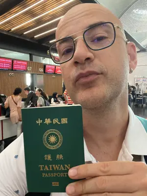 ▲吳鳳拿出中華民國台灣的護照後，立刻被海關放行。（圖／翻攝吳鳳臉書）
