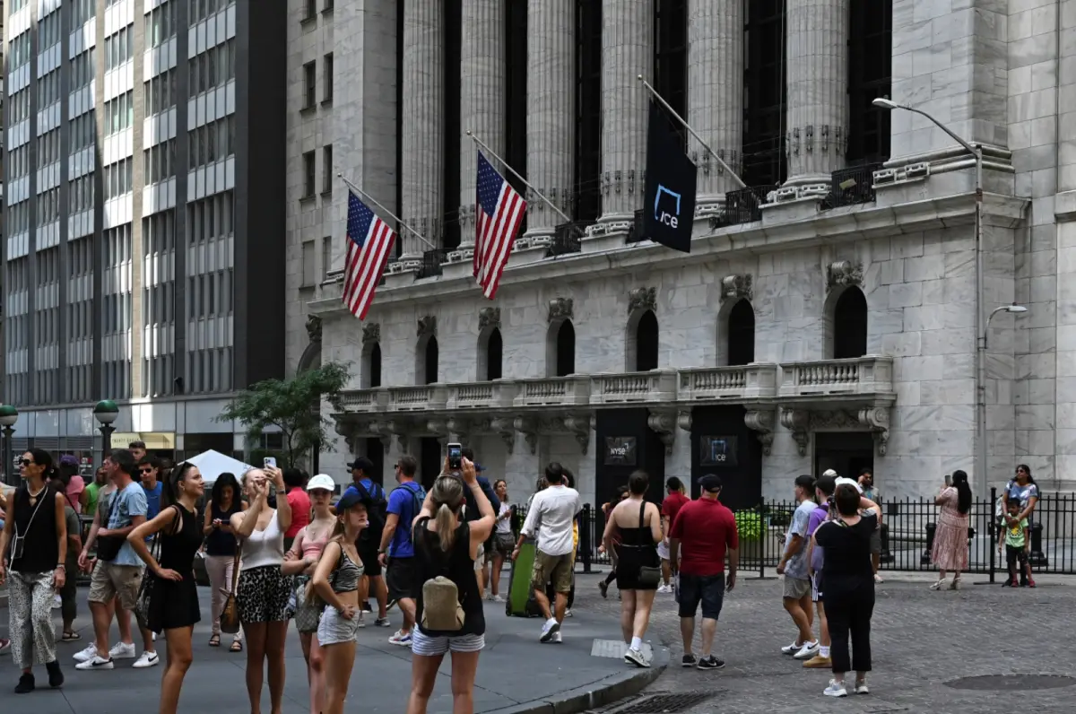 ▲農曆春節期間，美股AI類股創新高，投信業者建議，單筆大跌加碼，搭配定期定額長期策略。示意圖。（圖／美聯社／達志影像）