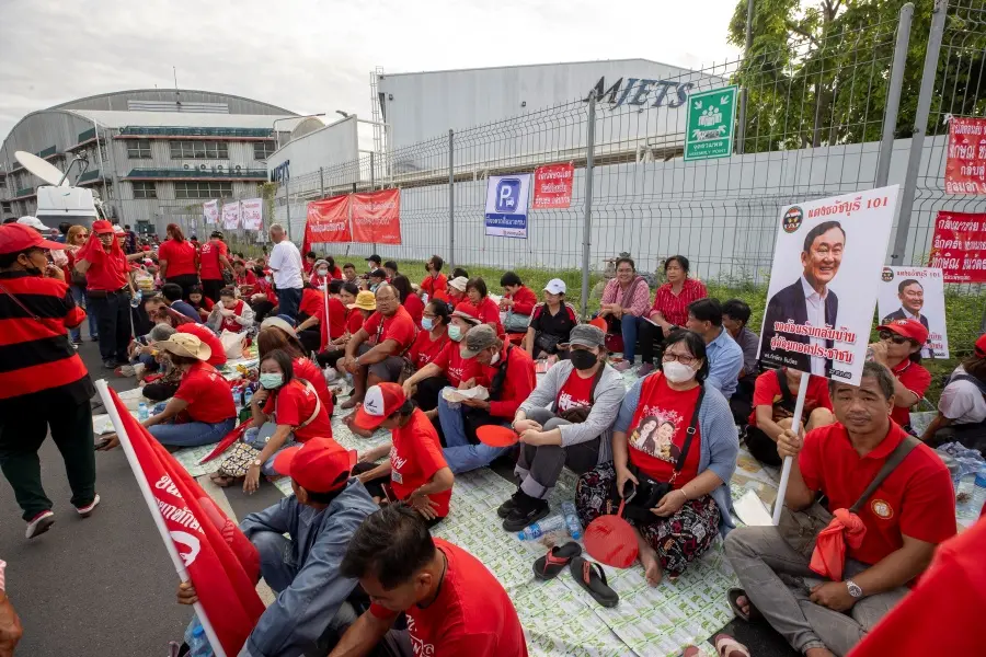 ▲泰國前總理塔克辛突然回國引起國際社會議論，圖為塔克辛的支持者22日聚集在廊曼國際機場外迎接。（圖／美聯社／達志影像）