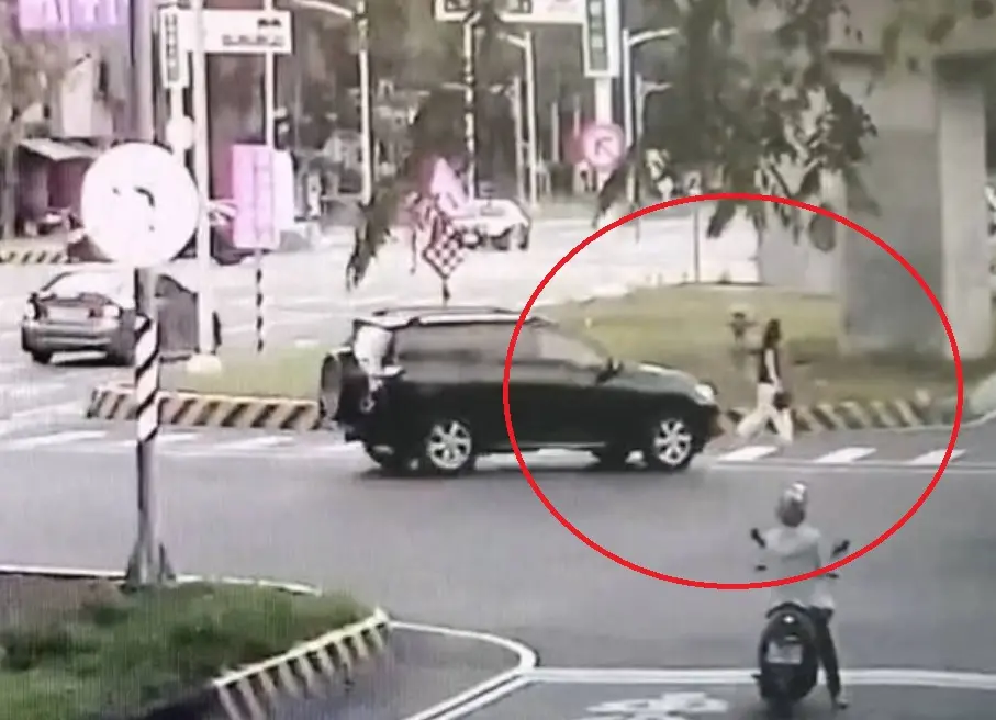 ▲蔡男駕駛自小客車，行經中華一路直接左轉，直接從後方撞上正在走斑馬線、過馬路的王女，導致其多處擦挫傷，所幸送醫治療無大礙。（圖／翻攝畫面）