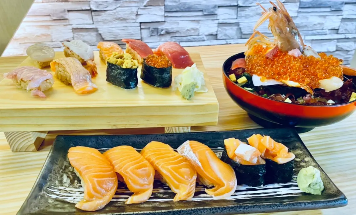 ▲驚安殿堂DON DON DONKI唐吉訶德南港店，「鮮選壽司」CITYLINK開箱，不是迴轉壽司形式，現點現做板前壽司一貫20元起，完整菜單、價格、必吃菜色一次看。（圖／記者蕭涵云）