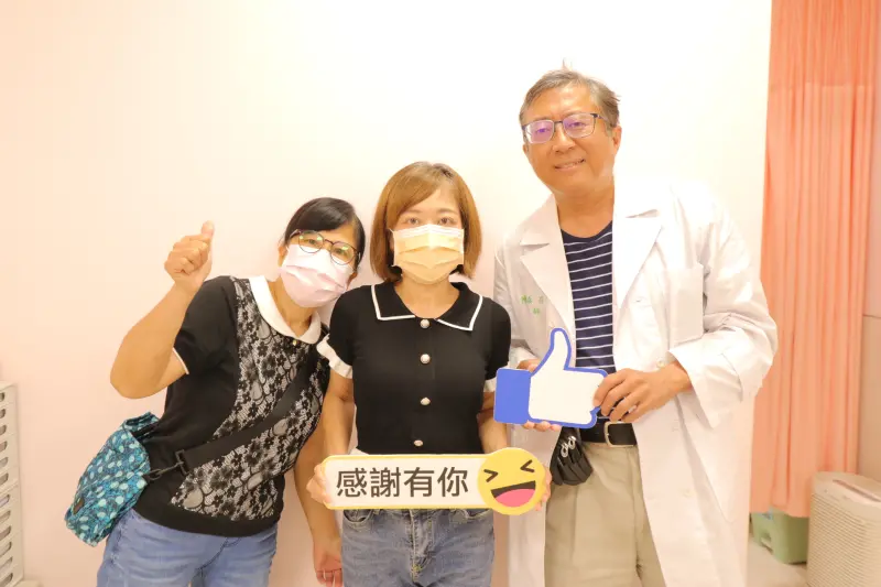 ▲患者(中)感謝醫師陳泰昌為她解決困擾多年的子宮肌瘤問題。(圖／醫院提供2023.8.22)