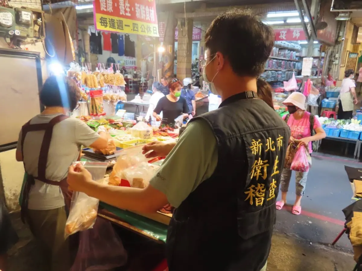 ▲新北市衛生局針對轄內餐飲業、賣場超市等抽驗中原應景食品。（圖 ／新北市政府衛生局提供）