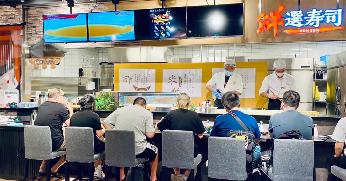 ▲唐吉訶德南港店「鮮選壽司」不是迴轉壽司！開幕引進正統料亭板前壽司服務，現點現做壽司一貫20元起，超佛心。Uber Eats獨家限定「10貫套餐」優惠價199元。（圖／記者蕭涵云）