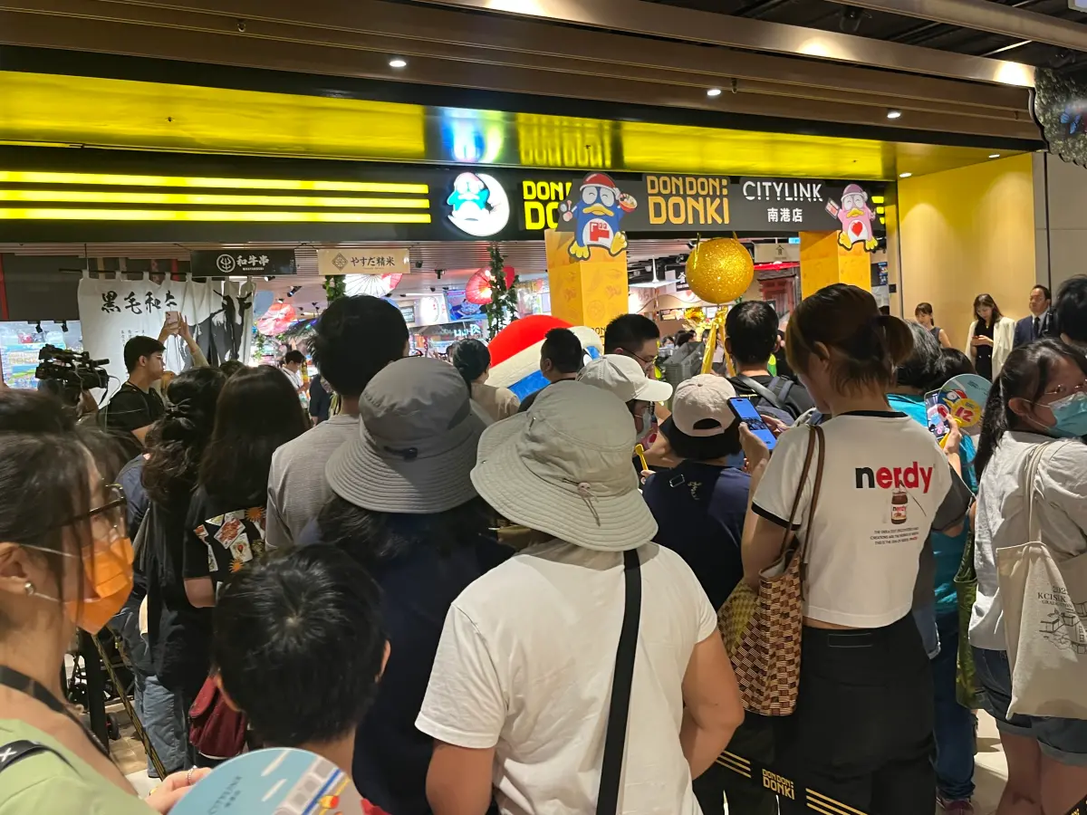 ▲唐吉軻德南港店今開幕，現場營業時間未到，就已經有滿滿的人潮湧入。（圖／記者鍾怡婷攝）