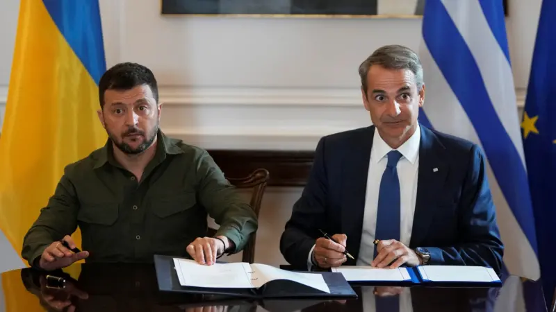 ▲烏克蘭總統澤倫斯基和希臘總理米佐塔基斯表示，希臘將幫助培訓烏克蘭F-16戰機飛行員，並協助港市敖德薩（Odesa）的重建工作。（圖／美聯社／達志影像）