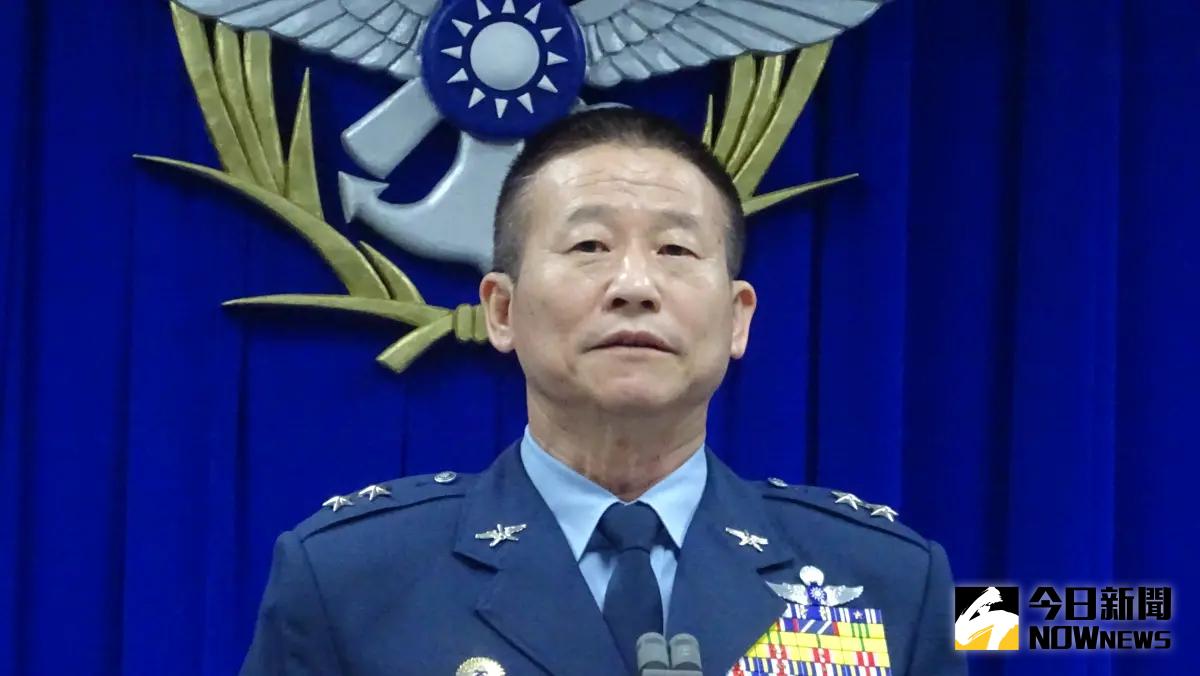▲傳出空軍下令非從事維修，禁止人員站戰機的機翼上，空軍司令部參謀長曹進平否認。（圖／記者呂炯昌攝）