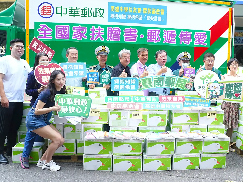 ▲雄中校友會發起的「拔尖計劃」活動，今(22)日在效果書局前舉行全國家扶贈書儀式（圖／記者張振興攝，2023,08,22）