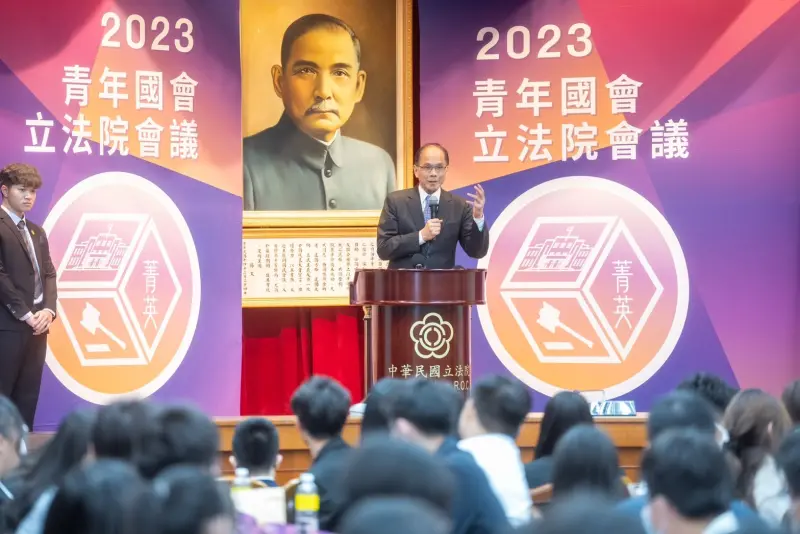 ▲游錫堃出席「2023青年國會立法院會議」開幕式，強調民主政治不是永遠存在，根據資料顯示全球60多個國家民主萎縮，民主需要大家捍衛。（圖／游錫堃辦公室提供）