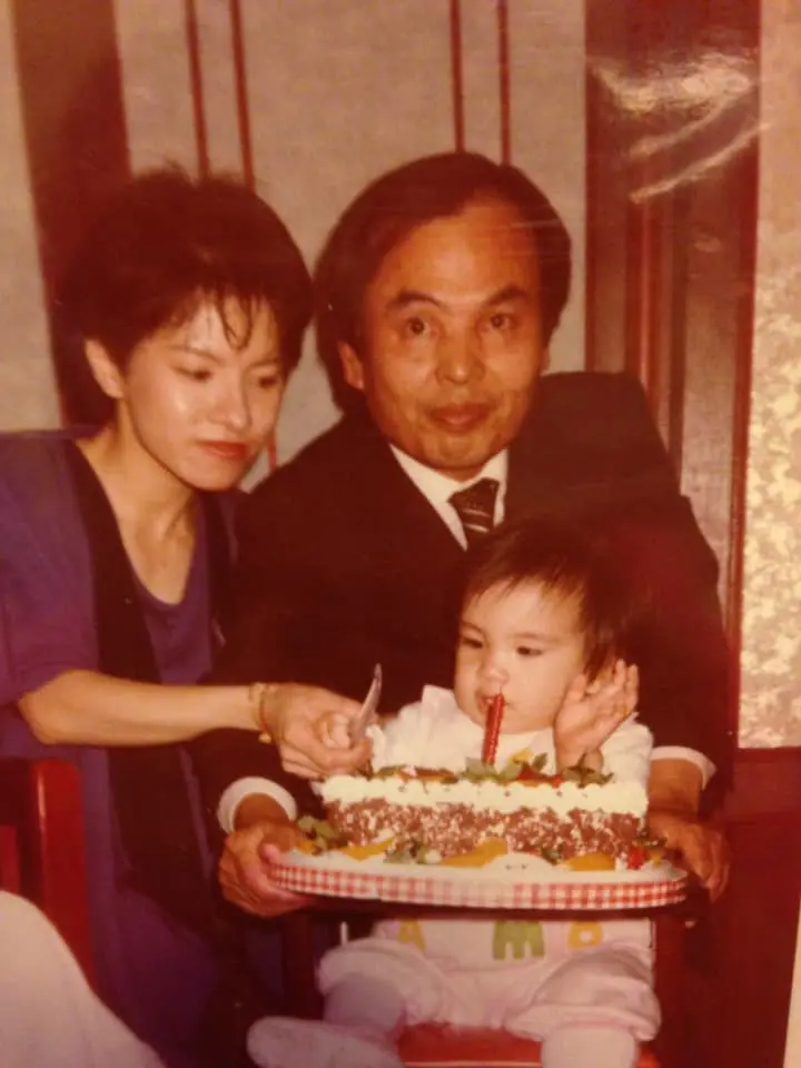 ▲鍾沛君一家三口手捧著蛋糕合影,父親端著蛋糕底盤,母親則握著鍾沛君的手切蛋糕,顯現一家人溫暖親情。(圖/翻攝鍾沛君臉書)