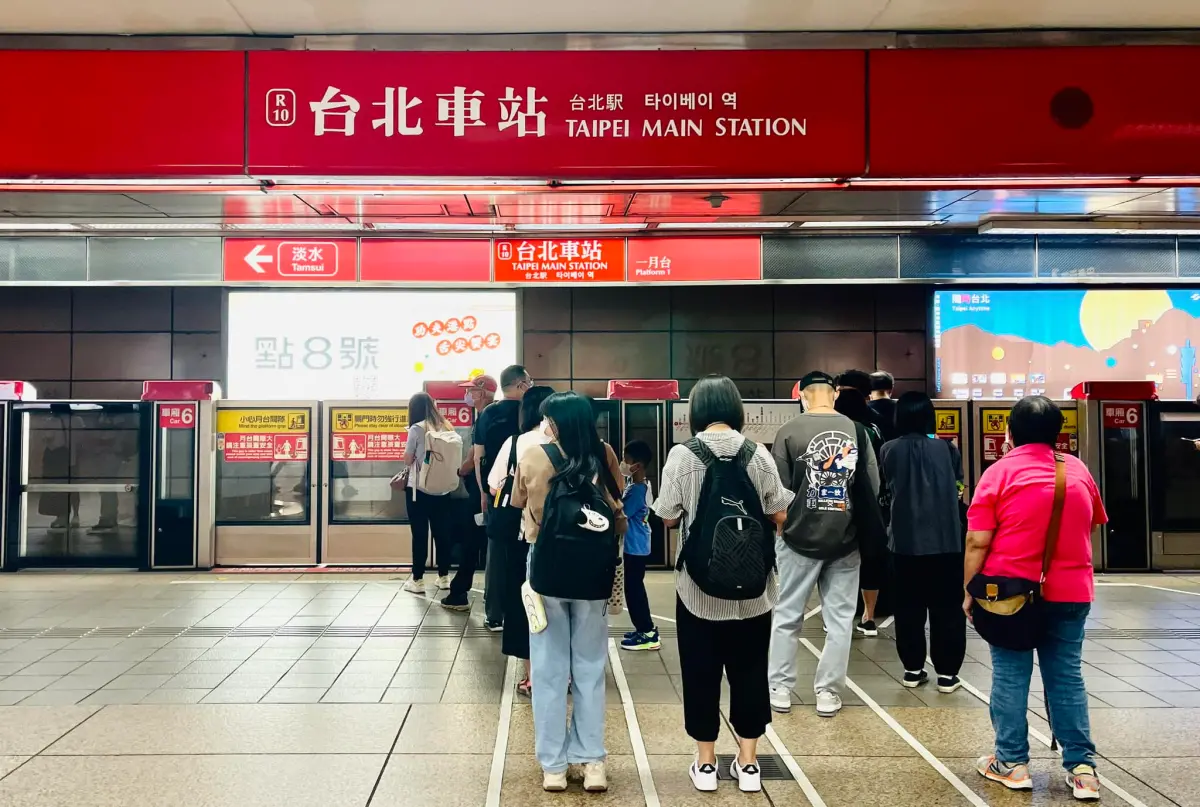 ▲台大兼任主治醫師林子盟，在北捷月台上看到一群韓國女孩，因為月台有韓文標示而雀躍不已。（圖／林子盟醫師授權使用）