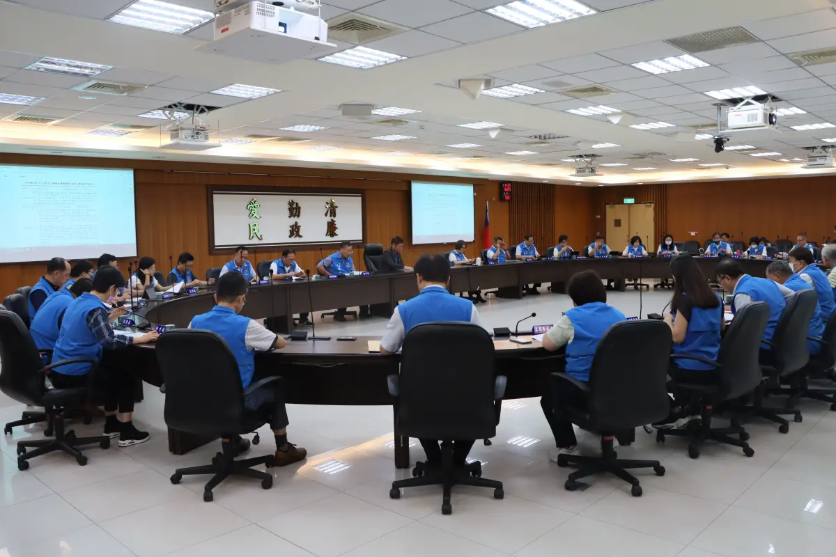 ▲針對儲能場違規，鍾東錦於縣務會議中做出裁示，將對另3家商轉中的儲能場需嚴格管理，違規未能按時改善者採連續裁罰。（圖／苗栗縣政府提供）