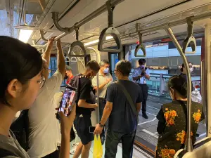 ▲文湖線列車在南京復興站停駛約20分鐘後，將車廂乘客清空駛離，並暫停載客服務。（圖／記者楊穎軒攝）