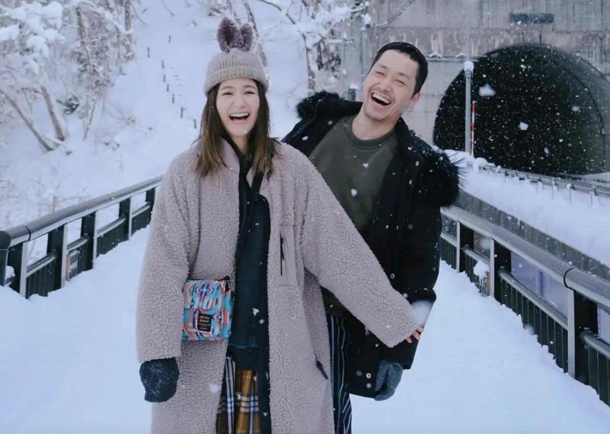 ▲吳怡霈（左）和交往13年的日籍男友AKIRA宣布結婚，近日兩人合體拍影片，AKIRA首度正式以正臉面對鏡頭，並還原求婚當天的心路歷程。（圖／翻攝自吳怡霈IG）