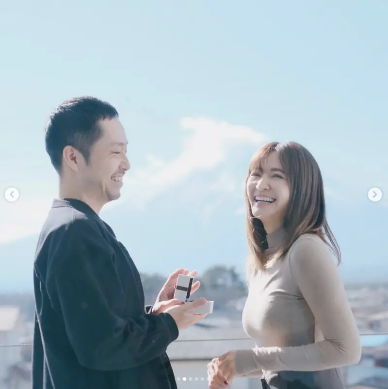 ▲AKIRA（左）決定在富士山附近的飯店，等吳怡霈一早起床拍美照時，突然拿出戒指送上驚喜，畫面十分浪漫。（圖／翻攝自吳怡霈IG）