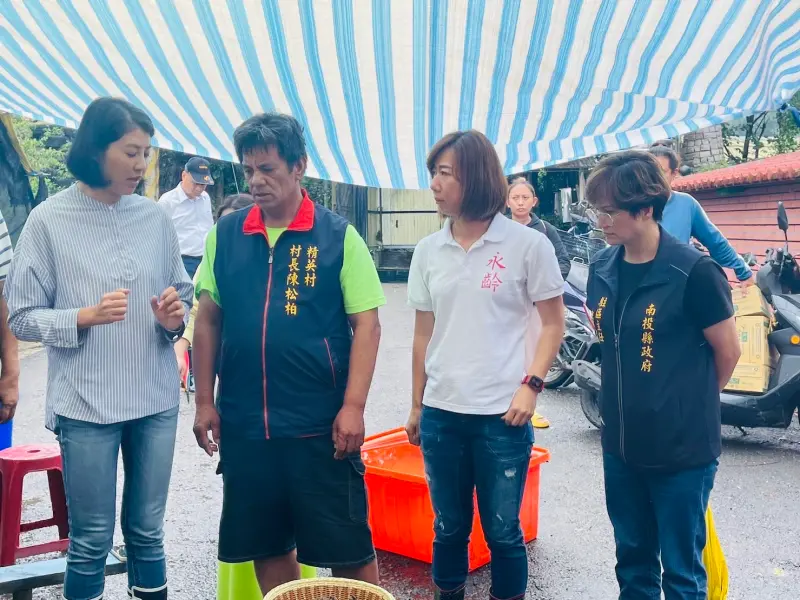 ▲永齡基金會執行長郭曉玲代表父親郭台銘,9日到精英村關心災後修復狀況,左為南投縣長許淑華。(圖/永齡基金會提供,2023.08.22)