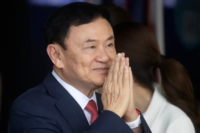 ▲流亡海外多年的泰國前總理塔克辛（Thaksin Shinawatra），於22日返回泰國，被泰國最高法院宣判3項貪污罪名成立，如今他的律師透露他在準備向王室申請赦免。（圖／美聯社／達志影像）