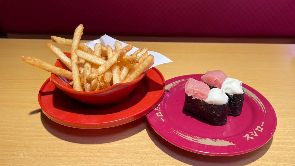 ▲七夕情人節唐吉訶德南港店「鮮選壽司」開幕，板前壽司現點現做一貫只要20元起！迴轉壽司業者壽司郎公開3招「隱藏吃法」力拚，薯條只會沾霜淇淋不夠潮，現在沾「鱈魚子沙拉軍艦」才懂吃。（圖／壽司郎提供）