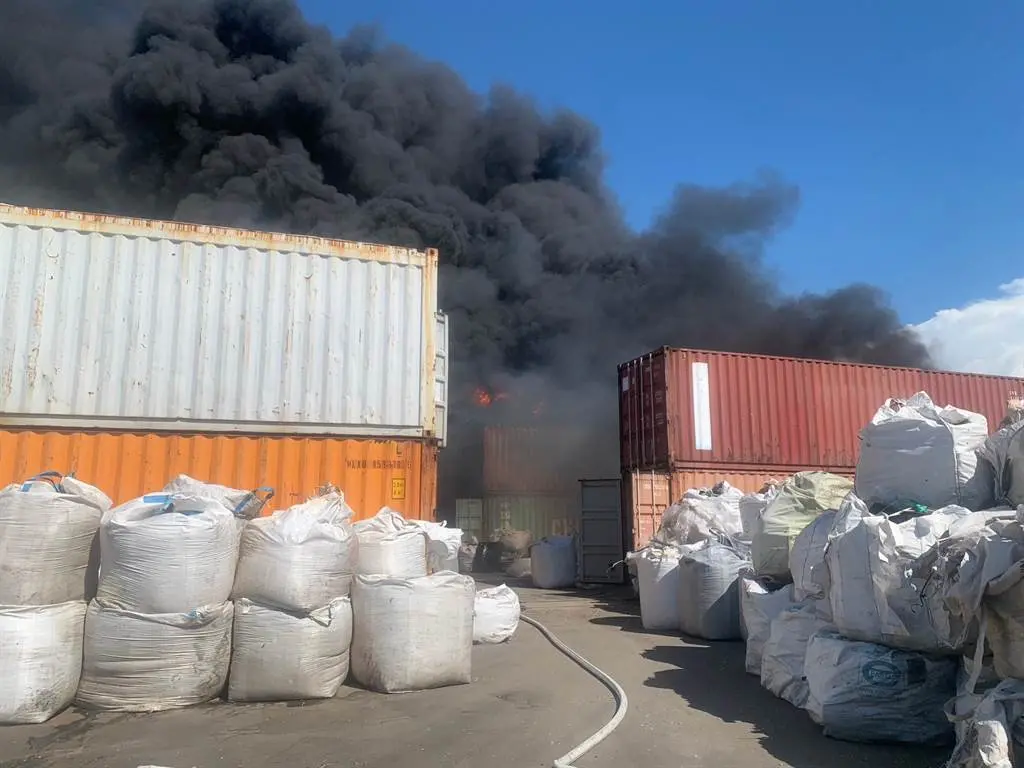 ▲台中市梧棲區梧南路上一間資源回收廠，今（22）日下午2時許，突然發生火警。（圖／翻攝畫面）