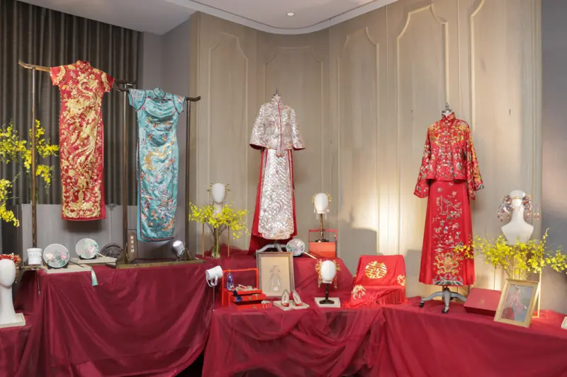 ▲婚禮體驗展邀請中式婚服品牌「藤薰定制」,特別引入北京空運來台,如復刻大都會博物館館藏文物、民國第一時尚名媛黃蕙蘭女士1932年的京繡百子圖平裁旗袍(圖左二)等。(圖/洲際酒店提供)
