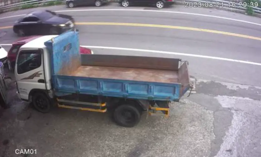 ▲昨（21）日下午，台東市山西路發生槍擊案，一家汽車保養廠遭2輛行駛中的車輛開槍射擊，造成車廠一輛小貨車的擋風玻璃裂損，警方循線逮捕20多歲的黎姓嫌疑人，並起出作案用的空氣槍，全案依違反刑法槍砲彈藥刀械管制條例與恐嚇罪移送偵辦。（圖／翻攝畫面）