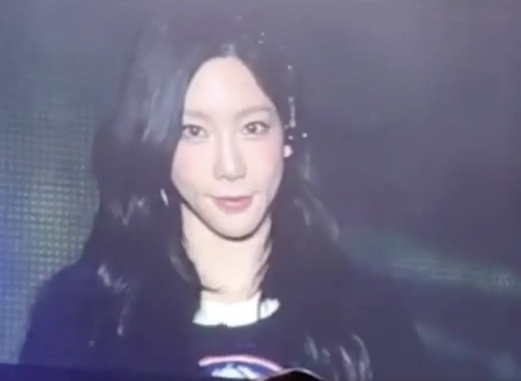 ▲太妍充滿殺氣對著鏡頭微笑並向SM喊話。（圖／翻攝自no_exit_taeyeon X）