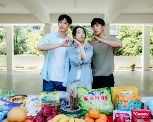 ▲電影《夏日的檸檬草》主演李沐(中)、曹佑寧(左)、婁峻碩(右)共譜校園三角戀。(圖/百薇國際娛樂) ▲電影《夏日的檸檬草》主演李沐(中)、曹佑寧(左)、婁峻碩(右)共譜校園三角戀。(圖/百薇國際娛樂)