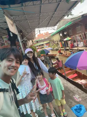 ▲阿翔一家人暑假遊泰國水上市場。（圖／時代創藝提供）