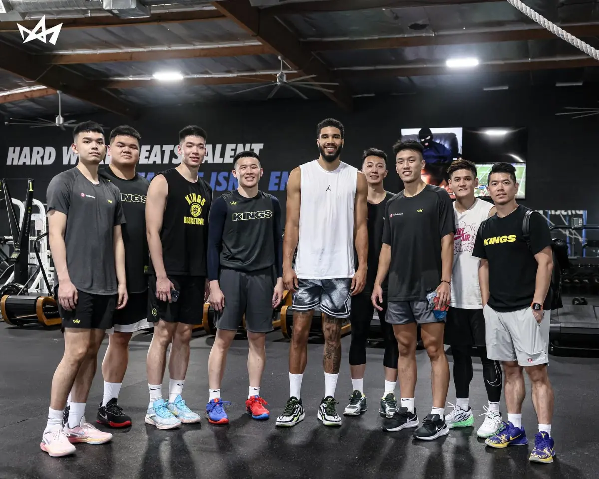 ▲新北國王球員前往美國洛杉磯移訓，巧遇NBA球星Jayson Tatum。（圖／取自新北國王臉書）