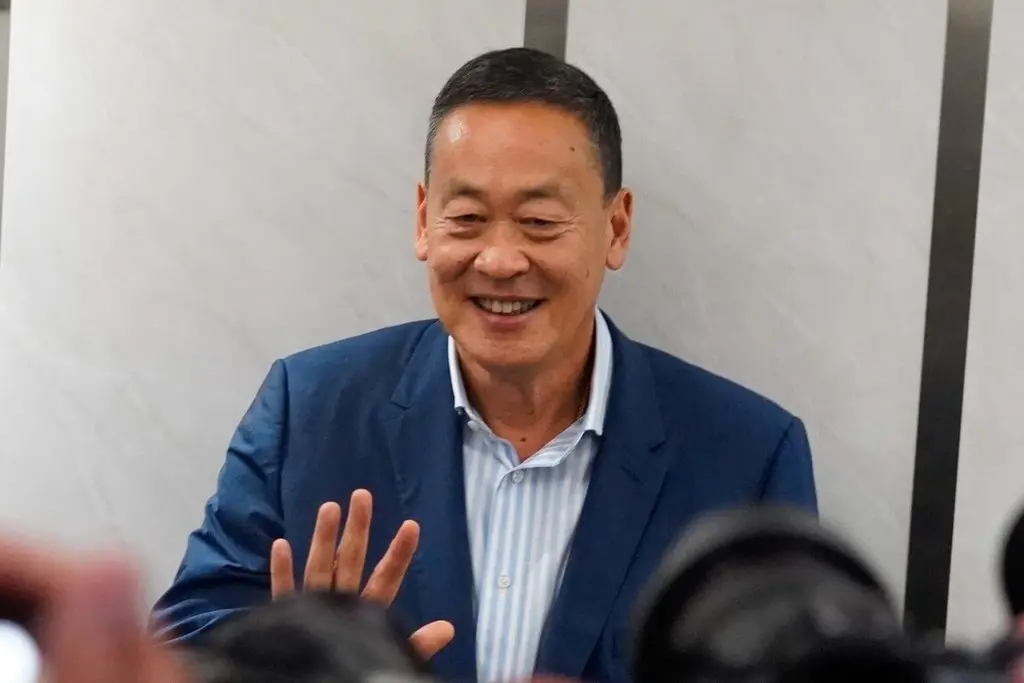 ▲泰國國會22日進行第三次總理選舉，第二大黨為泰黨領軍的11黨聯盟推出的地產大亨賽塔當選為泰國第30任總理，各界期盼商界出身的賽塔可以拉抬泰國經濟表現。圖為賽塔22日下午抵達為泰黨總部。（圖／為泰黨提供 中央社記者呂欣憓曼谷傳真 112年8月22日）