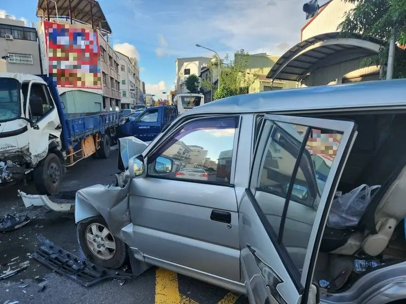 ▲呂男疑因跨越雙黃線超車，逆向連撞2車。（圖／翻攝畫面）