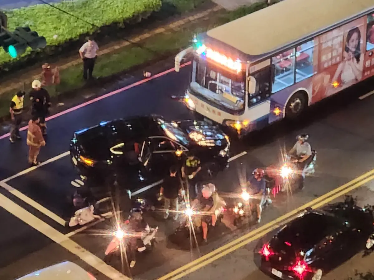 ▲新北市新店區今晚發生重大車禍，1名40歲機車騎士遭撞，當場失去呼吸心跳。（圖／民眾提供）